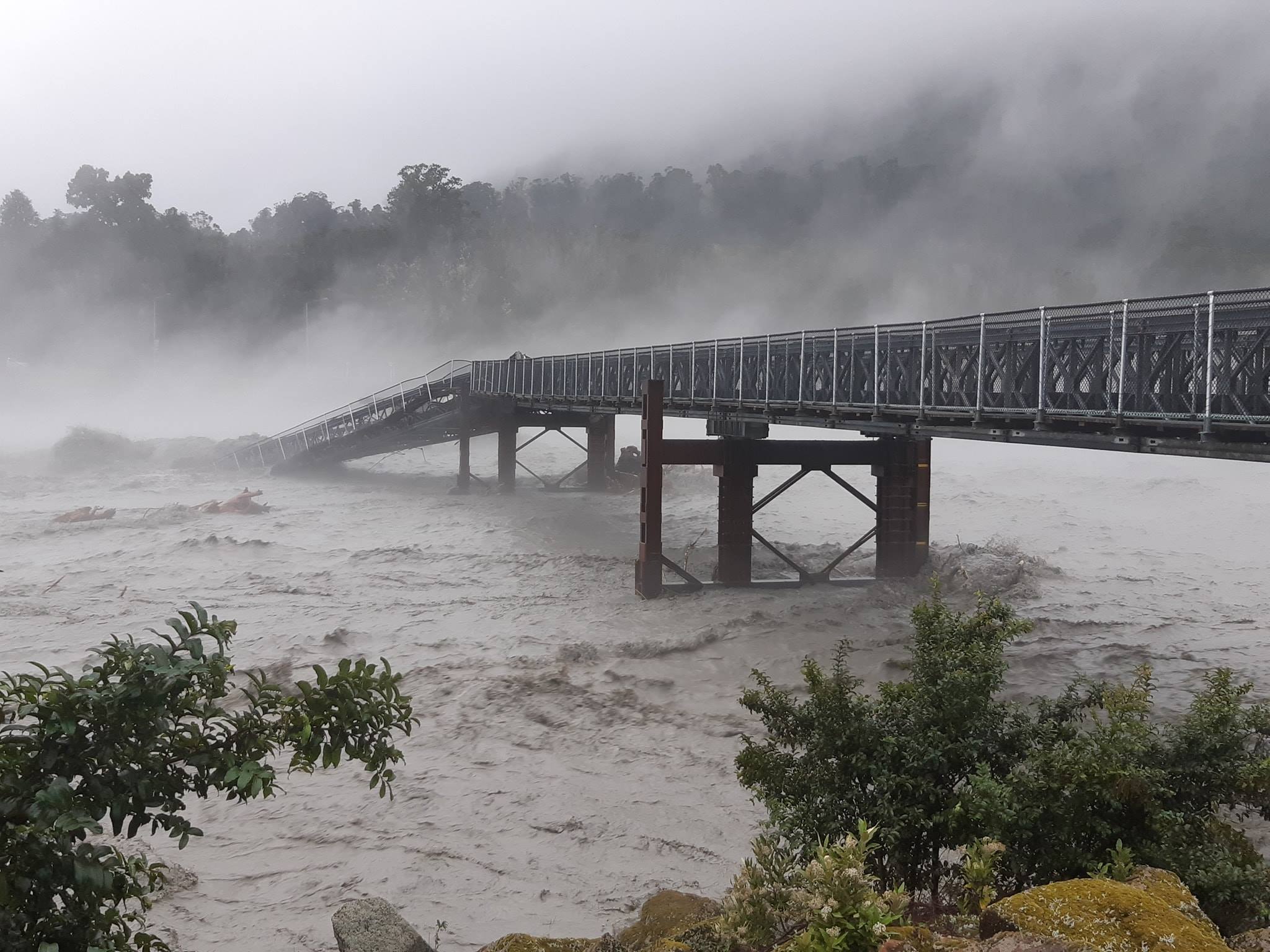 Nowa Zelandia zdjęcie: Rzeka Waiho zmyła most w okolicy Franz Josef. Drogi zamknięte.